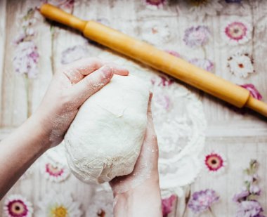 Pizzacı. Ev yapımı pizza, adım adım. Birinci adım pizza hamuru..