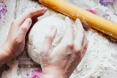 Pizzacı. Ev yapımı pizza, adım adım. Birinci adım pizza hamuru..