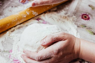 Pizzacı. Ev yapımı pizza, adım adım. Birinci adım pizza hamuru..