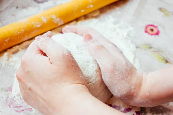 Pizzacı. Ev yapımı pizza, adım adım. Birinci adım pizza hamuru..