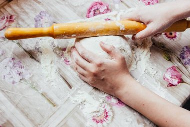 Pizzacı. Ev yapımı pizza, adım adım. Birinci adım pizza hamuru..