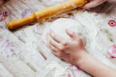 Pizzacı. Ev yapımı pizza, adım adım. Birinci adım pizza hamuru..