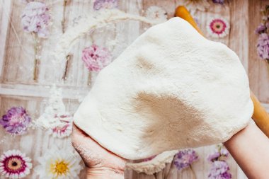 Pizzacı. Ev yapımı pizza, adım adım. Birinci adım pizza hamuru..