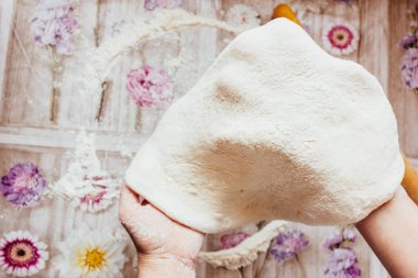 Pizzacı. Ev yapımı pizza, adım adım. Birinci adım pizza hamuru..