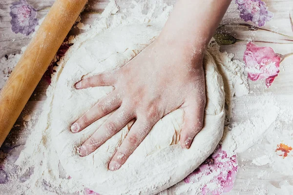 Pizzacı. Ev yapımı pizza, adım adım. Birinci adım pizza hamuru..