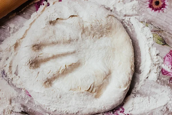 Pizzacı. Ev yapımı pizza, adım adım. Birinci adım pizza hamuru..