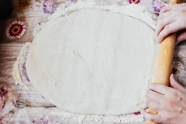 Pizzacı. Ev yapımı pizza, adım adım. Birinci adım pizza hamuru..