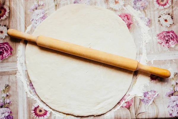 Pizzacı. Ev yapımı pizza, adım adım. Birinci adım pizza hamuru..