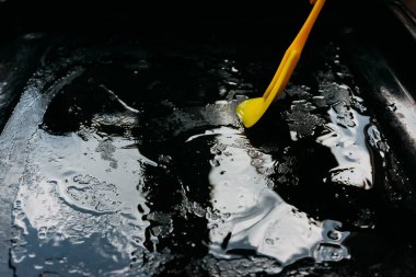 Ev yapımı pizza. Adım adım. Pizzanın ikinci adımı. Mutfakta tereyağlı tereyağı pişirme örtüsü.