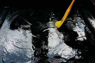 Ev yapımı pizza. Adım adım. Pizzanın ikinci adımı. Mutfakta tereyağlı tereyağı pişirme örtüsü.