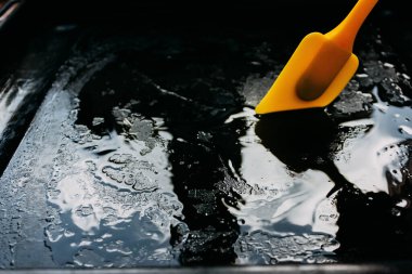 Ev yapımı pizza. Adım adım. Pizzanın ikinci adımı. Mutfakta tereyağlı tereyağı pişirme örtüsü.