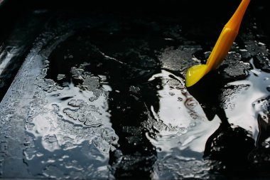 Ev yapımı pizza. Adım adım. Pizzanın ikinci adımı. Mutfakta tereyağlı tereyağı pişirme örtüsü.