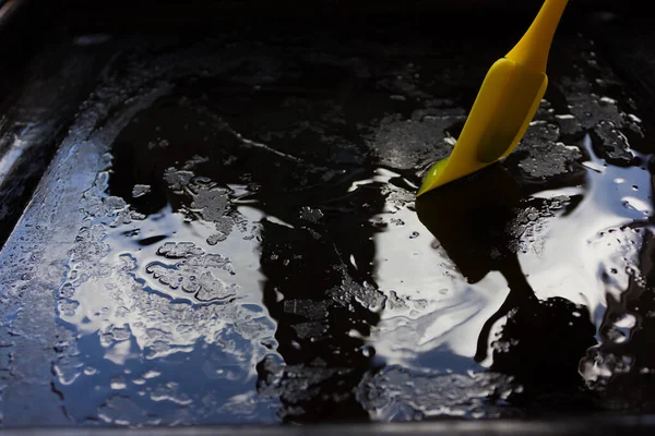 Ev yapımı pizza. Adım adım. Pizzanın ikinci adımı. Mutfakta tereyağlı tereyağı pişirme örtüsü.