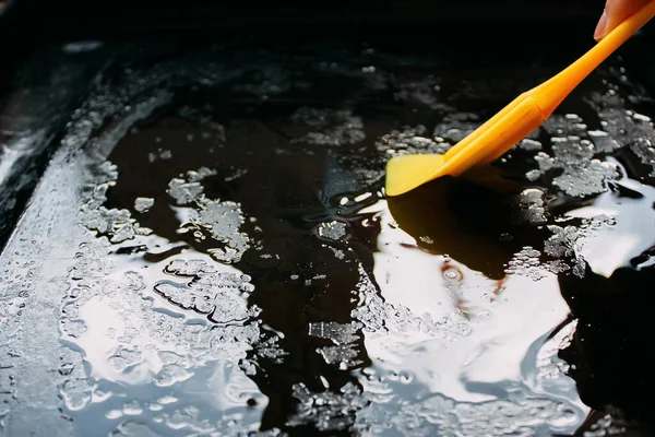 Ev yapımı pizza. Adım adım. Pizzanın ikinci adımı. Mutfakta tereyağlı tereyağı pişirme örtüsü.