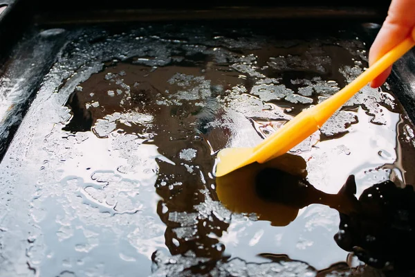 Ev yapımı pizza. Adım adım. Pizzanın ikinci adımı. Mutfakta tereyağlı tereyağı pişirme örtüsü.
