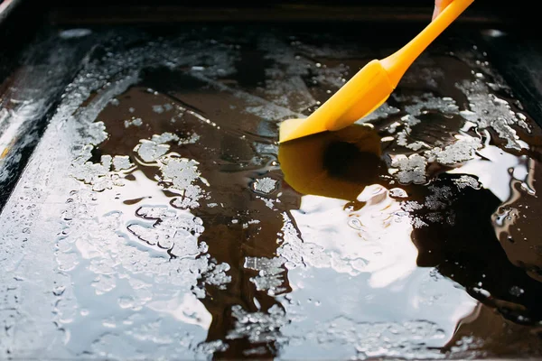 Ev yapımı pizza. Adım adım. Pizzanın ikinci adımı. Mutfakta tereyağlı tereyağı pişirme örtüsü.