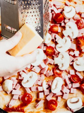 Ev yapımı pizza. Adım adım. Pizzanın 6.aşçılık, yemek ve ev konsepti.