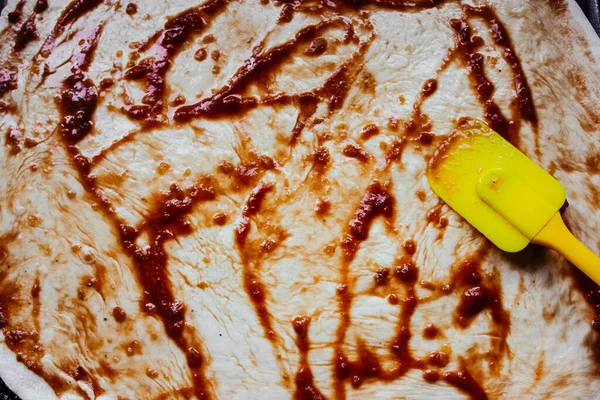 Pizzacı. Adım adım ev yapımı pizza. 3. adım: Domates ezmeli yağlı hamur.