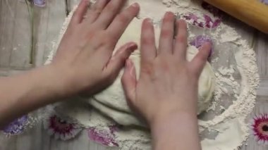 Ev yapımı pizza, adım adım. Birinci adım: Pizza hamurunu çıkar..