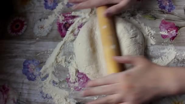 Une personne tenant une farine. Pizza bricolage. pizza maison étape par étape instruction.DIY pizza étape 1 dérouler la pâte à pizza. cuisine maison — Video