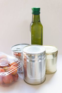 Kutuda bağış. Gönüllü, insanların kendilerini izole etmeleri için ürünleri getirdi. Arka plandaki ürünler, yazıtlar için bir yer. Fakirler için ürünler