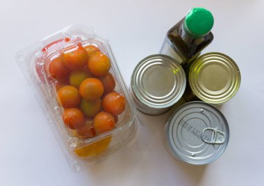 Kutuda bağış. Gönüllü, insanların kendilerini izole etmeleri için ürünleri getirdi. Arka plandaki ürünler, yazıtlar için bir yer. Fakirler için ürünler.