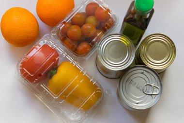 Kutuda bağış. Gönüllü, insanların kendilerini izole etmeleri için ürünleri getirdi. Arka plandaki ürünler, yazıtlar için bir yer. Fakirler için ürünler.