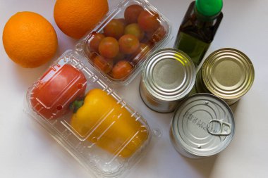 Kutuda bağış. Gönüllü, insanların kendilerini izole etmeleri için ürünleri getirdi. Arka plandaki ürünler, yazıtlar için bir yer. Fakirler için ürünler.