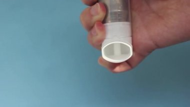 Mavi arka planda Dünya Astım Günü 5 Mayıs anti-astım spreyi