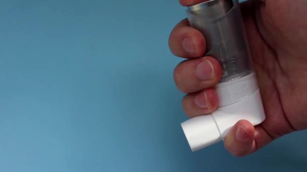 Welt-Asthma-Tag 5. Mai Anti-Asthma-Inhalator auf blauem Hintergrund — Stockvideo
