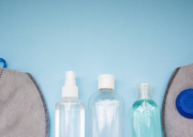 Coronavirus kopyalama alanı ile kişisel koruyucu ekipman konsepti. Tıbbi ffp2 solunum cihazı, antibakteriyel jel. Düz koronavirüs..