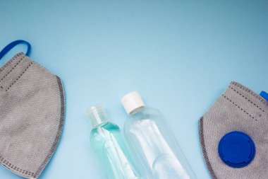Coronavirus kopyalama alanı ile kişisel koruyucu ekipman konsepti. Tıbbi ffp2 solunum cihazı, antibakteriyel jel. Düz koronavirüs..