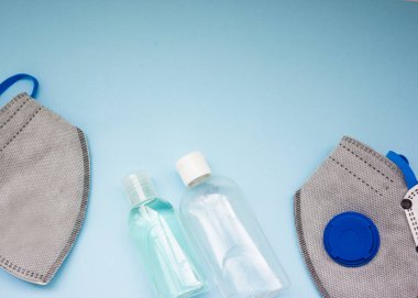 Coronavirus kopyalama alanı ile kişisel koruyucu ekipman konsepti. Tıbbi ffp2 solunum cihazı, antibakteriyel jel. Düz koronavirüs..