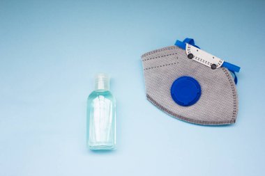 Coronavirus kopyalama alanı ile kişisel koruyucu ekipman konsepti. Tıbbi ffp2 solunum cihazı, antibakteriyel jel. Düz koronavirüs..