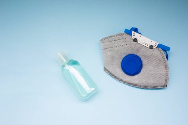 Coronavirus kopyalama alanı ile kişisel koruyucu ekipman konsepti. Tıbbi ffp2 solunum cihazı, antibakteriyel jel. Düz koronavirüs..