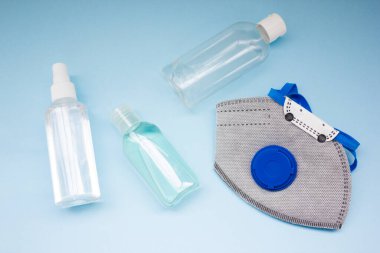 Coronavirus kişisel koruyucu ekipman konsepti. Tıbbi ffp2 solunum cihazı, antibakteriyel jel. Düz koronavirüs.