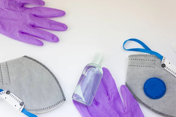 Coronavirus kopyalama alanı ile kişisel koruyucu ekipman konsepti. Tıbbi lateks eldivenler, gözlükler, ffp2 solunum cihazı, antibakteriyel jel..