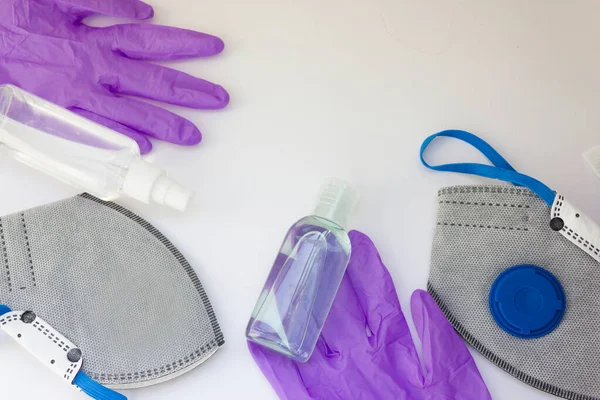 Coronavirus kopyalama alanı ile kişisel koruyucu ekipman konsepti. Tıbbi lateks eldivenler, gözlükler, ffp2 solunum cihazı, antibakteriyel jel..