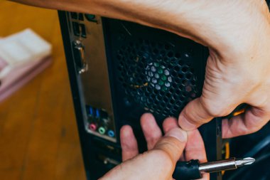 Kıdemli erkek teknisyen donanım tamir tesisinde çalışıyor. Adam bir bilgisayar monte ediyor..