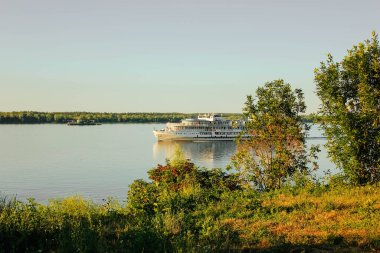 Kıyıdan Volga nehri manzarası. Volga nehri kıyısından motorlu gemi. Volga Nehri Günü 20 Mayıs. Rusya.