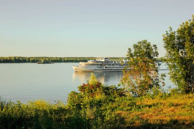 Kıyıdan Volga nehri manzarası. Volga nehri kıyısından motorlu gemi. Volga Nehri Günü 20 Mayıs. Rusya.