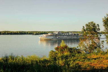 Kıyıdan Volga nehri manzarası. Volga nehri kıyısından motorlu gemi. Volga Nehri Günü 20 Mayıs. Rusya.
