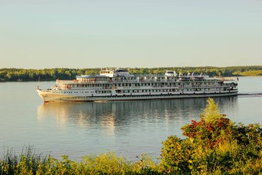 Kıyıdan Volga nehri manzarası. Volga nehri kıyısından motorlu gemi. Volga Nehri Günü 20 Mayıs. Rusya.