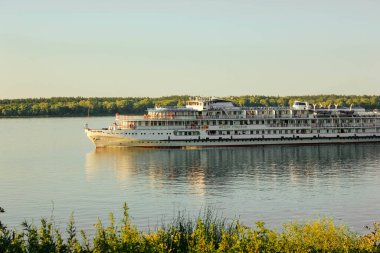 Kıyıdan Volga nehri manzarası. Volga nehri kıyısından motorlu gemi. Volga Nehri Günü 20 Mayıs. Rusya.