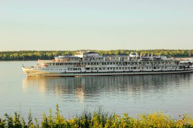 Kıyıdan Volga nehri manzarası. Volga nehri kıyısından motorlu gemi. Volga Nehri Günü 20 Mayıs. Rusya.
