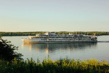 Kıyıdan Volga nehri manzarası. Volga nehri kıyısından motorlu gemi. Volga Nehri Günü 20 Mayıs. Rusya.