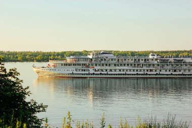 Kıyıdan Volga nehri manzarası. Volga nehri kıyısından motorlu gemi. Volga Nehri Günü 20 Mayıs. Rusya.
