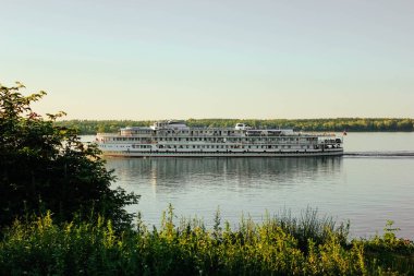 Kıyıdan Volga nehri manzarası. Volga nehri kıyısından motorlu gemi. Volga Nehri Günü 20 Mayıs. Rusya.