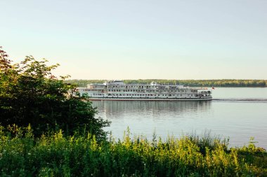 Kıyıdan Volga nehri manzarası. Volga nehri kıyısından motorlu gemi. Volga Nehri Günü 20 Mayıs. Rusya.