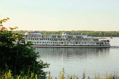 Kıyıdan Volga nehri manzarası. Volga nehri kıyısından motorlu gemi. Volga Nehri Günü 20 Mayıs. Rusya.